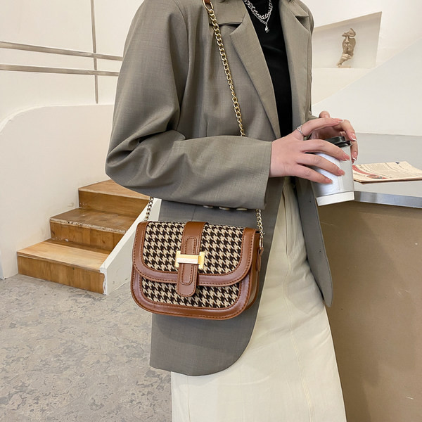 Moteriška rankinė su metaliniu užsegimu su grandinėle