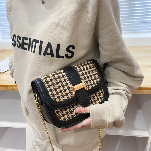 Moteriška rankinė su metaliniu užsegimu su grandinėle