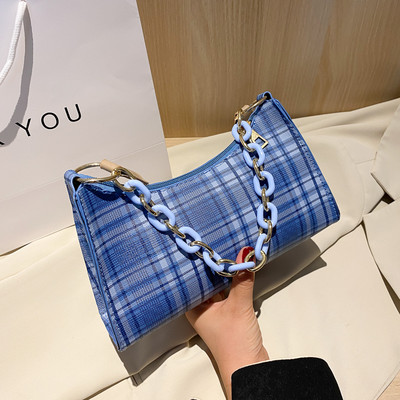 Γυναικεία τσάντα καρό με φερμουάρ και δύο λαβές