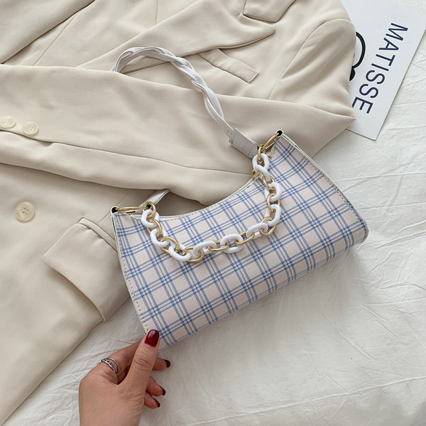 Γυναικεία τσάντα καρό με φερμουάρ και δύο λαβές