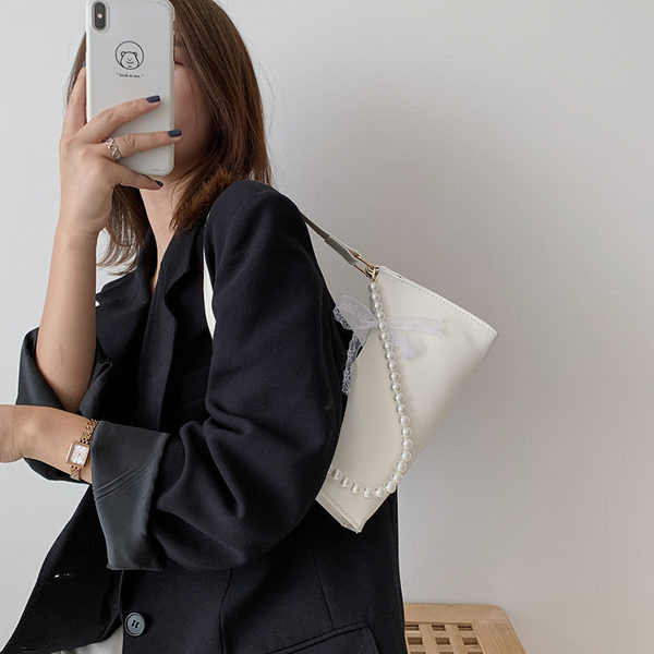 Γυναικεία έκο δερμάτινη τσάντα με κοντή λαβή από πέρλες και κορδέλα 