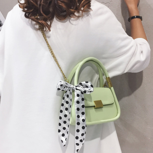 Sieviešu soma ar punktu lentu un diviem rokturiem