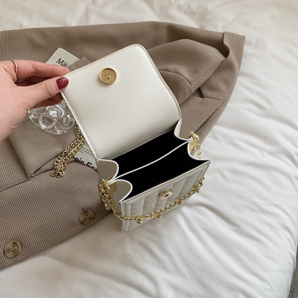 Geanta din piele model nou cu elemente metalice