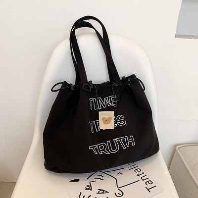 Καθημερινή τσάντα με επιγραφές και κορδόνια