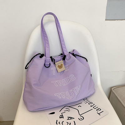 Καθημερινή τσάντα με επιγραφές και κορδόνια