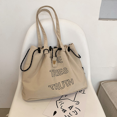 Καθημερινή τσάντα με επιγραφές και κορδόνια