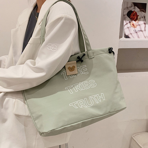 Καθημερινή τσάντα με επιγραφές και κορδόνια