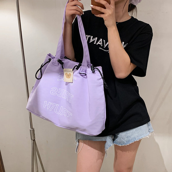 Καθημερινή τσάντα με επιγραφές και κορδόνια