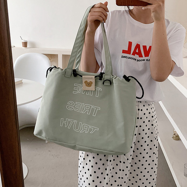 Καθημερινή τσάντα με επιγραφές και κορδόνια