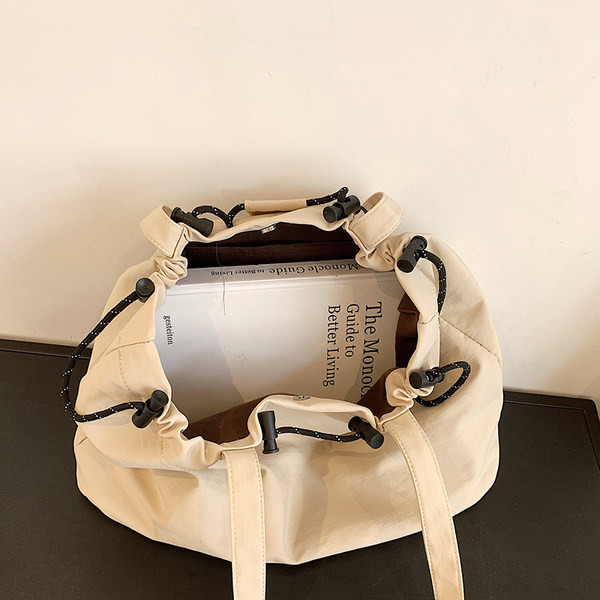 Καθημερινή τσάντα με επιγραφές και κορδόνια