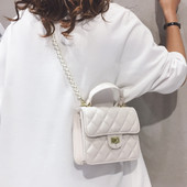 Καπιτονέ γυναικεία τσάντα με πέρλες  και μεταλλικό κούμπωμα