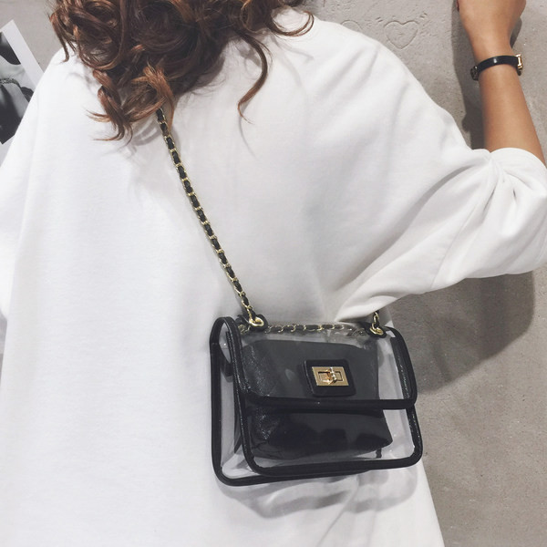 Διαφανής γυναικεία τσάντα με μακριά μεταλλική λαβή