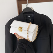 Γυναικεία έκο δερμάτινη τσάντα με μεταλλικό κούμπωμα και μακριά αλυσίδα