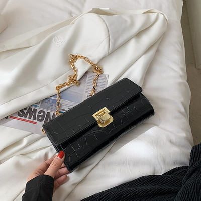 Γυναικεία έκο δερμάτινη τσάντα με μεταλλικό κούμπωμα και μακριά αλυσίδα