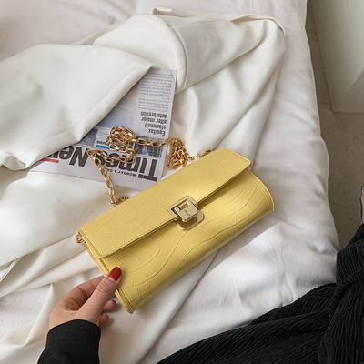 Γυναικεία έκο δερμάτινη τσάντα με μεταλλικό κούμπωμα και μακριά αλυσίδα