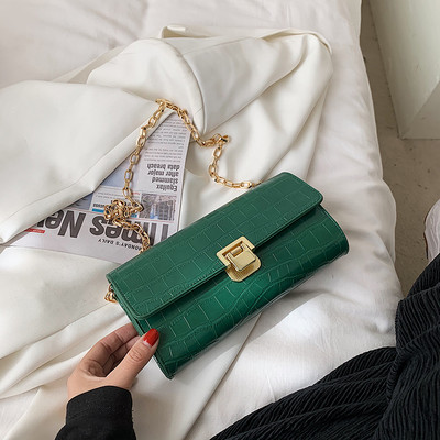 Γυναικεία έκο δερμάτινη τσάντα με μεταλλικό κούμπωμα και μακριά αλυσίδα