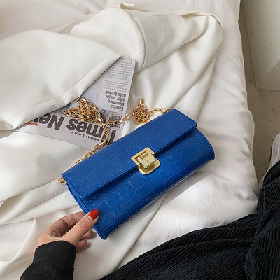 Γυναικεία έκο δερμάτινη τσάντα με μεταλλικό κούμπωμα και μακριά αλυσίδα