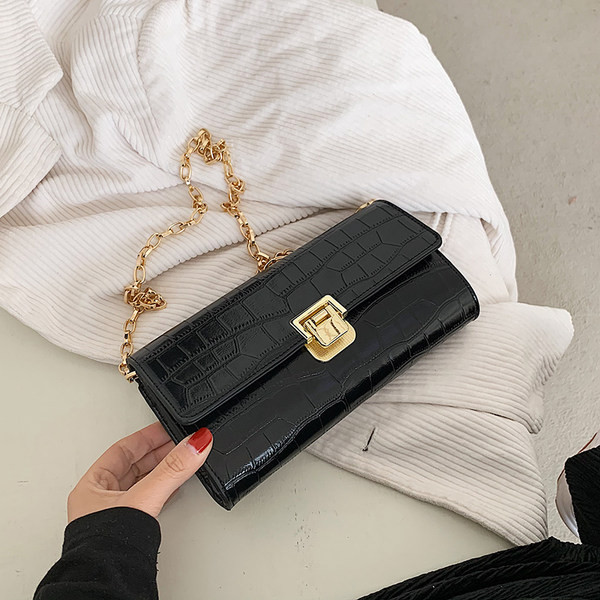 Γυναικεία έκο δερμάτινη τσάντα με μεταλλικό κούμπωμα και μακριά αλυσίδα