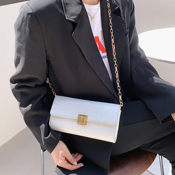 Γυναικεία έκο δερμάτινη τσάντα με μεταλλικό κούμπωμα και μακριά αλυσίδα