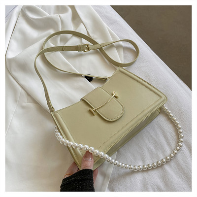 Γυναικεία τσάντα με μεταλλικό στοιχείο και πέρλες στη λαβή