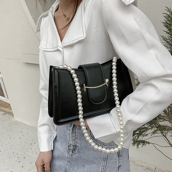 Γυναικεία τσάντα με μεταλλικό στοιχείο και πέρλες στη λαβή