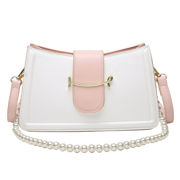 Γυναικεία τσάντα με μεταλλικό στοιχείο και πέρλες στη λαβή