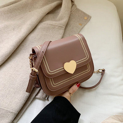 Μικρή δερμάτινη τσάντα με διακόσμηση καρδιάς και μακριά λαβή