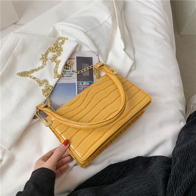 Γυναικεία τετράγωνη τσάντα με δερμάτινη λαβή και μεταλλική αλυσίδα