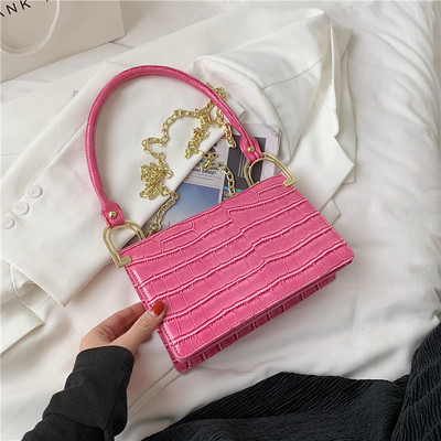 Γυναικεία τετράγωνη τσάντα με δερμάτινη λαβή και μεταλλική αλυσίδα