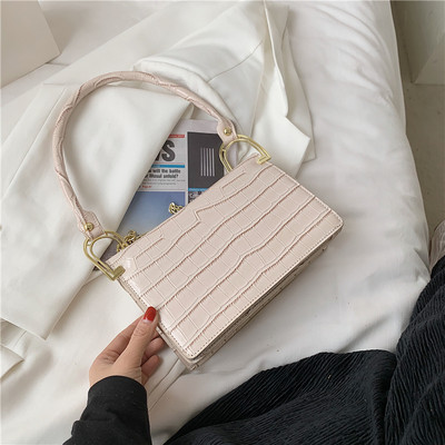 Γυναικεία τετράγωνη τσάντα με δερμάτινη λαβή και μεταλλική αλυσίδα