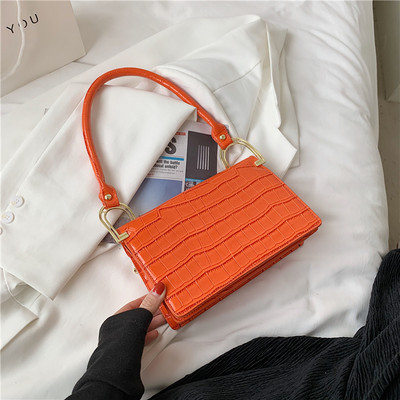 Γυναικεία τετράγωνη τσάντα με δερμάτινη λαβή και μεταλλική αλυσίδα