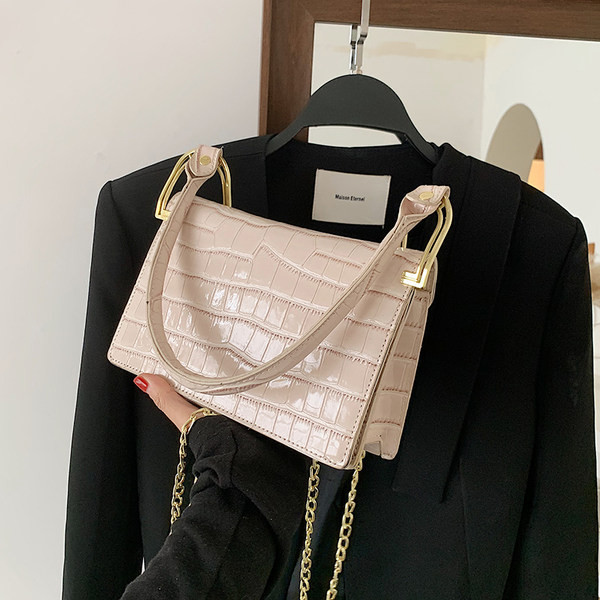 Γυναικεία τετράγωνη τσάντα με δερμάτινη λαβή και μεταλλική αλυσίδα