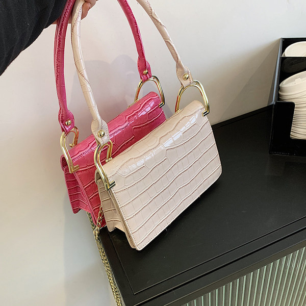 Γυναικεία τετράγωνη τσάντα με δερμάτινη λαβή και μεταλλική αλυσίδα