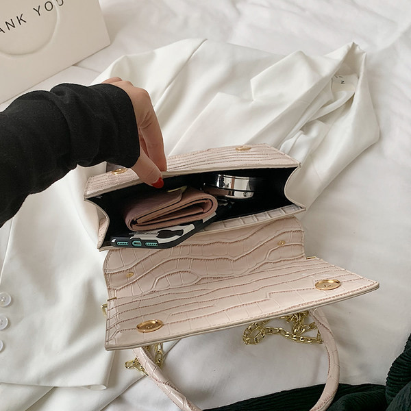 Γυναικεία τετράγωνη τσάντα με δερμάτινη λαβή και μεταλλική αλυσίδα