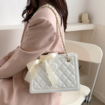 Γυναικεία τσάντα με επένδυση από σατέν κορδέλα