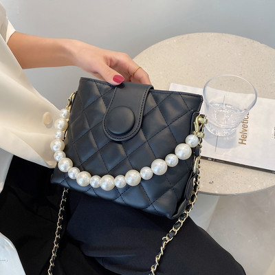 Καπιτονέ γυναικεία τσάντα με  πέρλες και μεταλλικό κούμπωμα