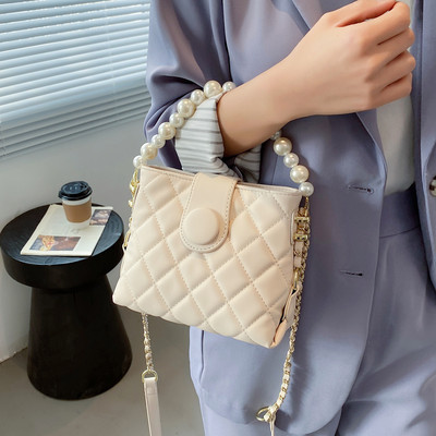 Καπιτονέ γυναικεία τσάντα με  πέρλες και μεταλλικό κούμπωμα