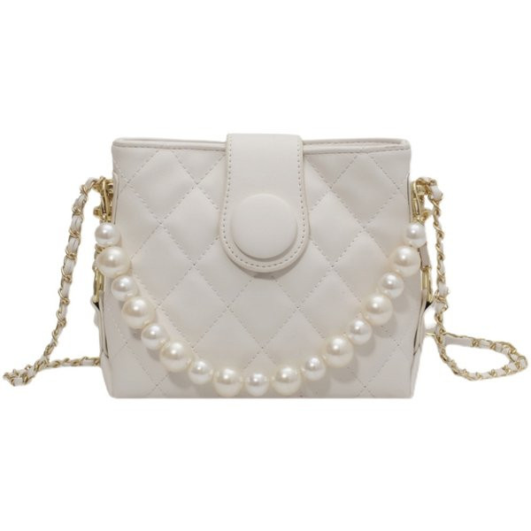 Καπιτονέ γυναικεία τσάντα με  πέρλες και μεταλλικό κούμπωμα