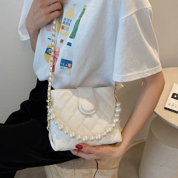 Καπιτονέ γυναικεία τσάντα με  πέρλες και μεταλλικό κούμπωμα