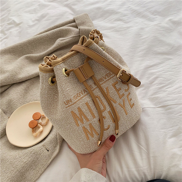 Γυναικεία μοντέρνα τσάντα με επιγραφή 