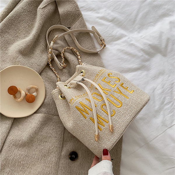 Γυναικεία μοντέρνα τσάντα με επιγραφή 