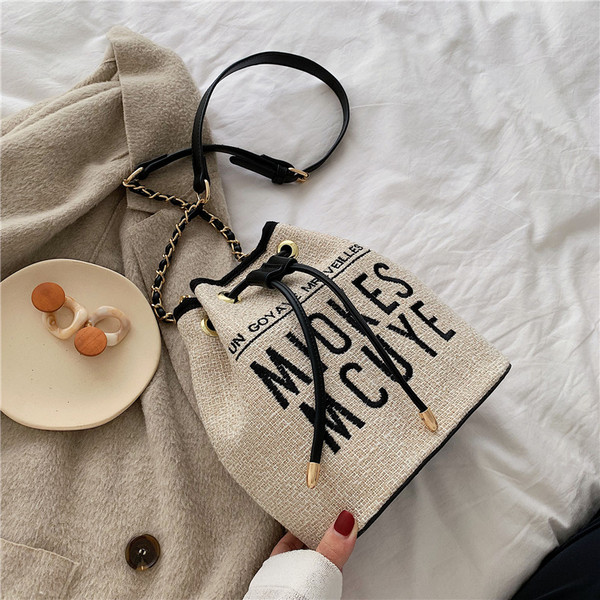 Γυναικεία μοντέρνα τσάντα με επιγραφή 