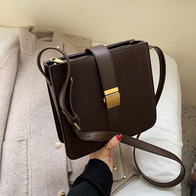 Γυναικεία ρετρό τσάντα σε τετράγωνο σχήμα με μεταλλικό κούμπωμα