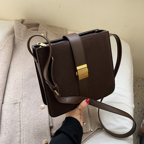 Γυναικεία ρετρό τσάντα σε τετράγωνο σχήμα με μεταλλικό κούμπωμα