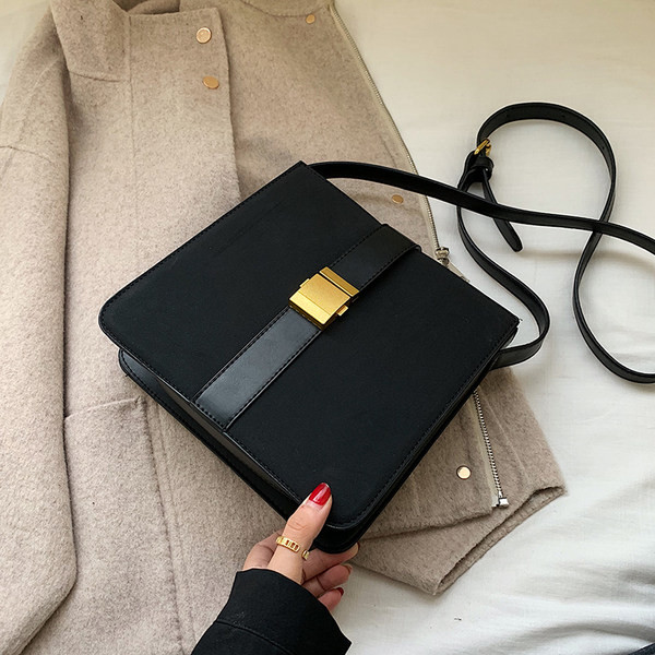 Γυναικεία ρετρό τσάντα σε τετράγωνο σχήμα με μεταλλικό κούμπωμα