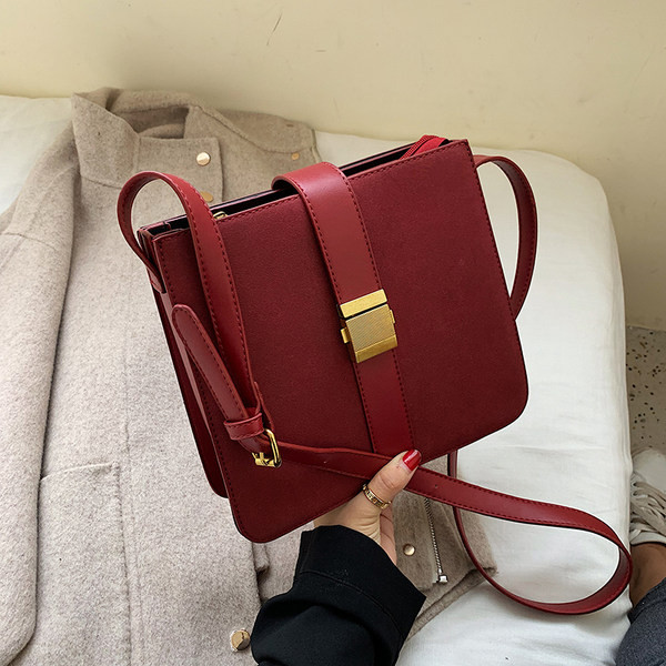 Γυναικεία ρετρό τσάντα σε τετράγωνο σχήμα με μεταλλικό κούμπωμα