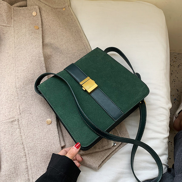 Γυναικεία ρετρό τσάντα σε τετράγωνο σχήμα με μεταλλικό κούμπωμα