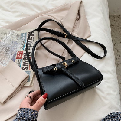 Γυναικεία έκο δερμάτινη τσάντα με κορδέλα και τρουξ