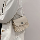 Κομψή γυναικεία τσάντα με μεταλλική στερέωση