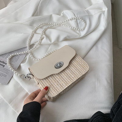 Κομψή γυναικεία τσάντα με μεταλλική στερέωση